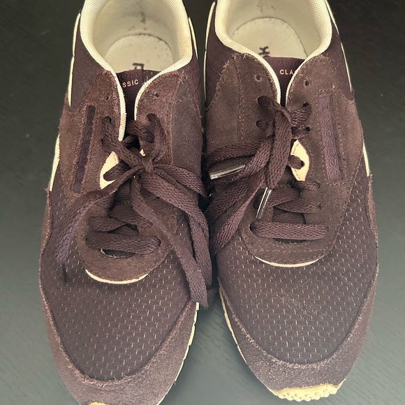 Womens Reebok Classics - Picture 2 of 6